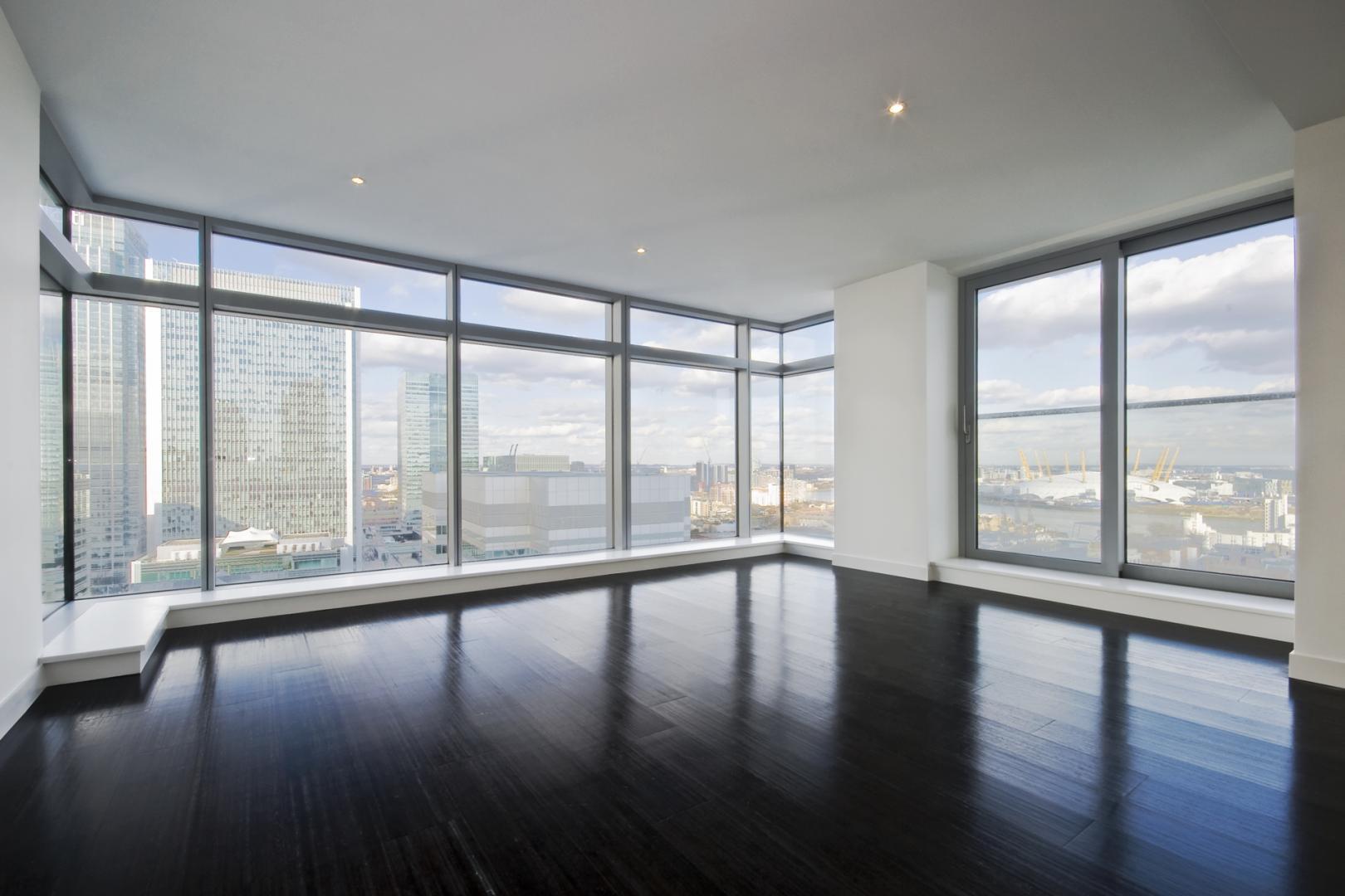 salon avec une grande baie vitrée