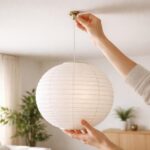 Comment installer une boule japonaise au plafond de façon esthétique