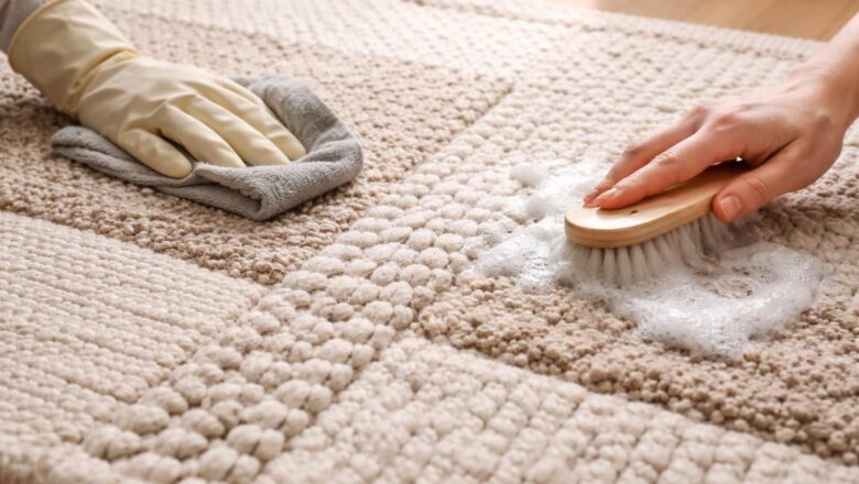 Nettoyer un tapis en laine : guide selon épaisseur et tissage