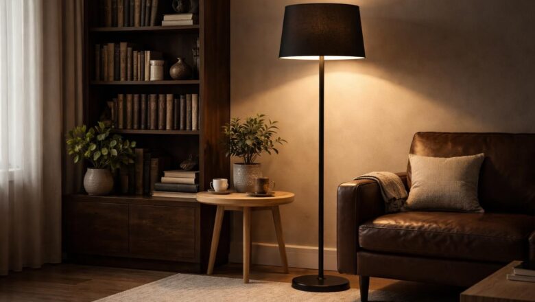 Lampe sur pied noir : le luminaire intemporel pour un coin lecture classe