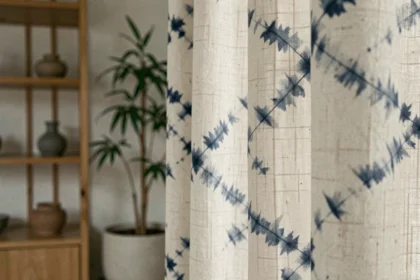 Gros plan sur un rideau japonisant en lin avec motif shibori indigo dans un salon minimaliste
